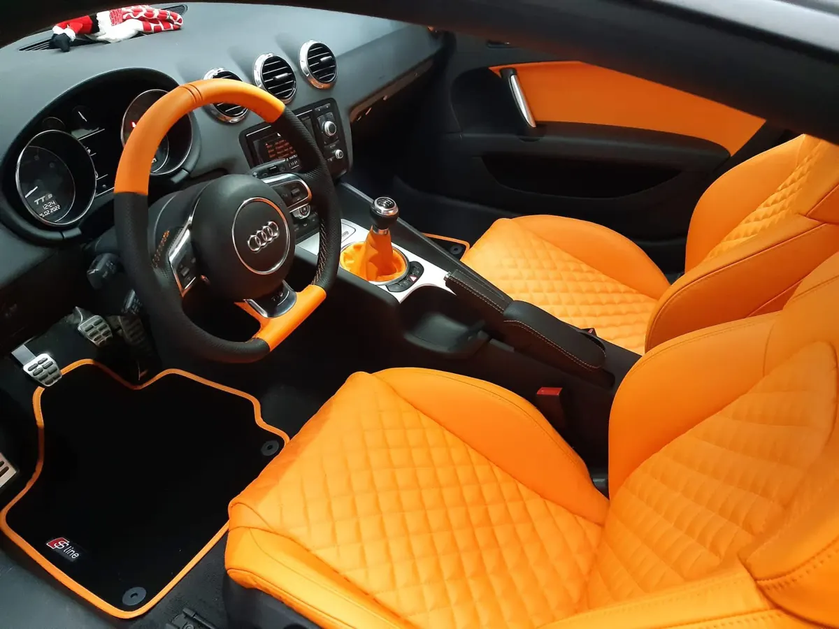 Interiér Audi TT, oranžová kůže