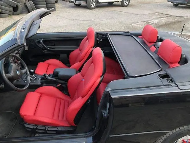 Kabriolet, červená sedadla