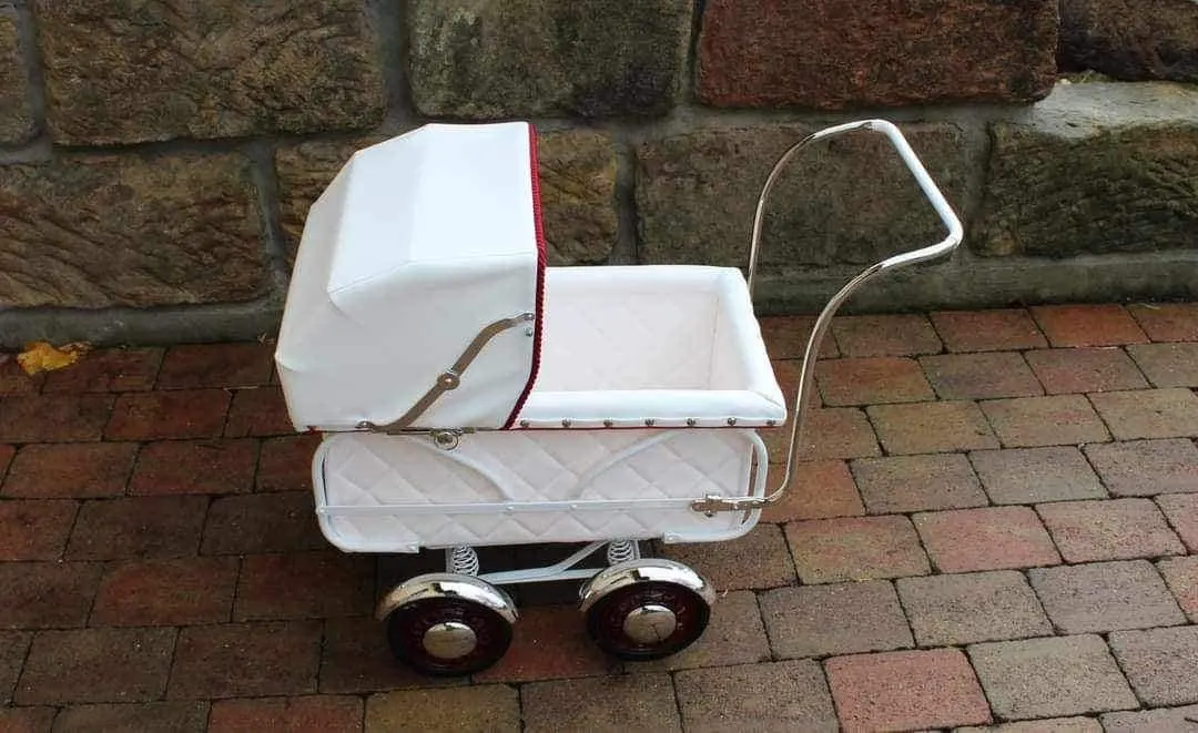 Retro kočárek, bílá koženka